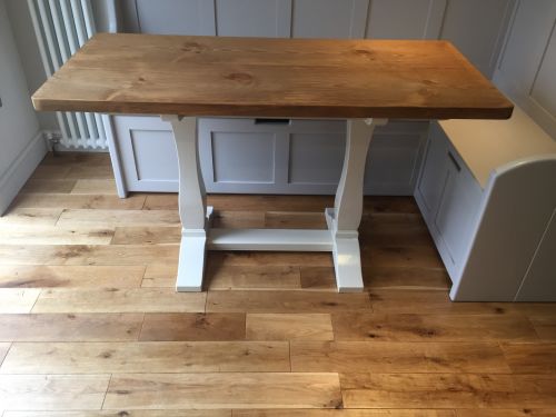 Click Here To Enlarge This Photo Of Pedestal Table with Shaped Legs