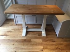 Pedestal Table with Shaped Legs